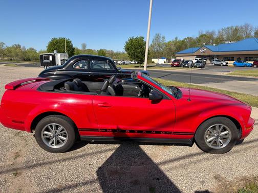 RED 2005 Ford Mustang Deluxe