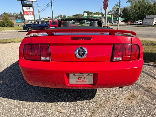 RED 2005 Ford Mustang Deluxe
