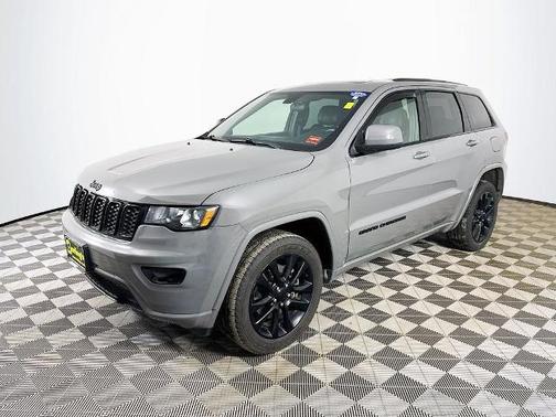 Sting Gray Clearcoat 2021 Jeep Grand Cherokee LAREDO