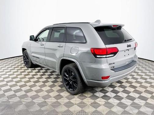 Sting Gray Clearcoat 2021 Jeep Grand Cherokee LAREDO