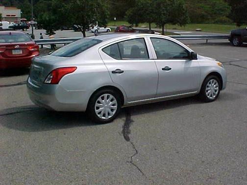 Photo 5 of 13 of 2012 Nissan Versa 1.6 S