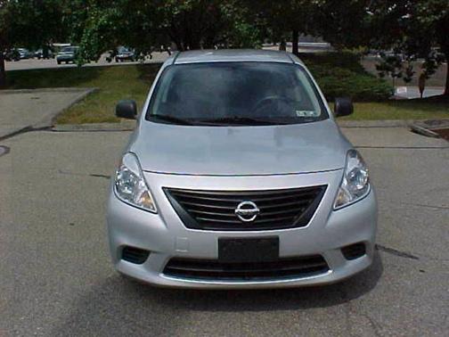 Photo 3 of 13 of 2012 Nissan Versa 1.6 S