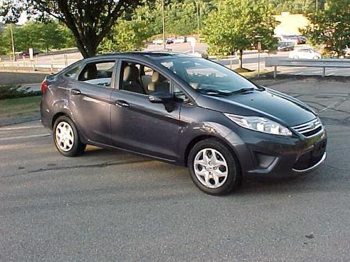 Photo 2 of 14 of 2013 Ford Fiesta SE
