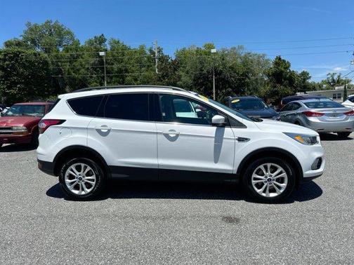Oxford White 2018 Ford Escape SE