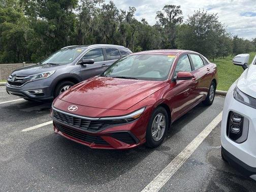 2024 Hyundai ELANTRA SE
