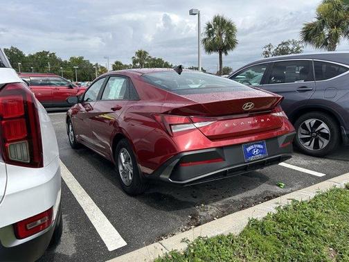 2024 Hyundai ELANTRA SE