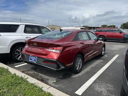 2024 Hyundai ELANTRA SE