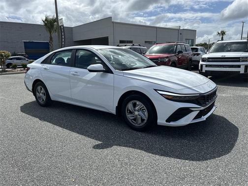 2025 Hyundai ELANTRA SE