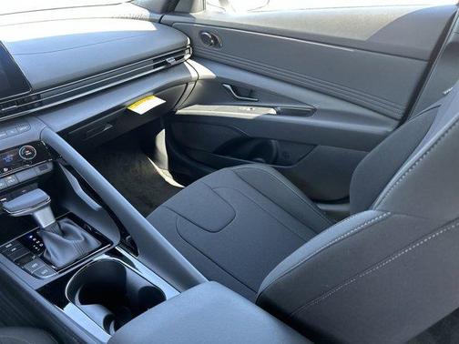 2025 Hyundai ELANTRA HEV SEL Sport