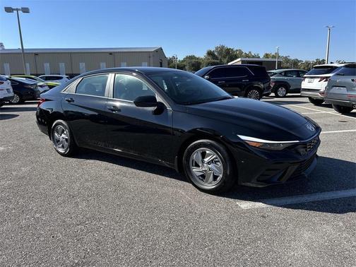 2025 Hyundai ELANTRA SE