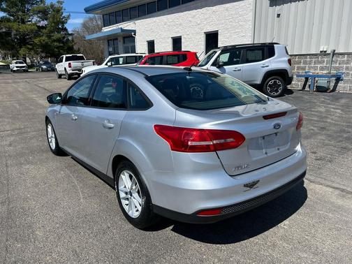 Ingot Silver Metallic 2017 Ford Focus SE