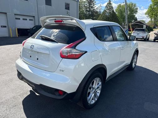 White Pearl 2015 Nissan Juke SV