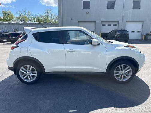 White Pearl 2015 Nissan Juke SV