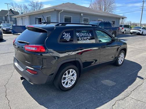 Brilliant Black Crystal Pearlcoat 2016 Jeep Cherokee Sport
