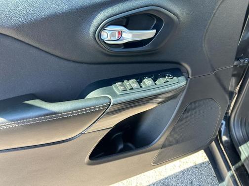 Brilliant Black Crystal Pearlcoat 2016 Jeep Cherokee Sport