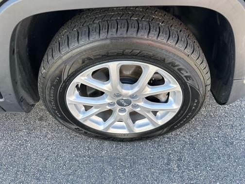 Brilliant Black Crystal Pearlcoat 2016 Jeep Cherokee Sport