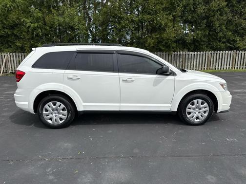 White 2016 Dodge Journey SE