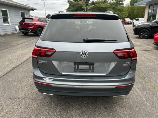Platinum Gray Metallic 2018 Volkswagen Tiguan 2.0T SEL