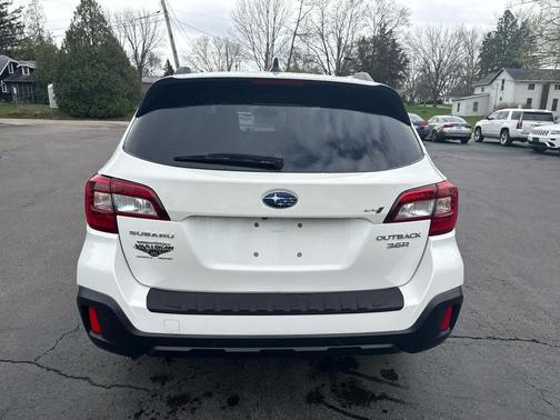 Crystal White Pearl 2018 Subaru Outback 3.6R Touring