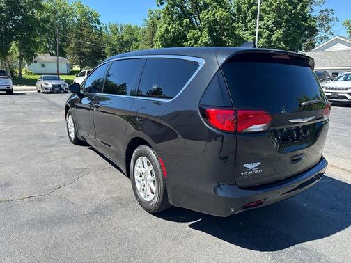 Brilliant Black Crystal Pearlcoat 2020 Chrysler Voyager LX