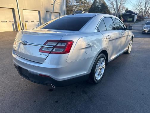 2017 Ford Taurus SE