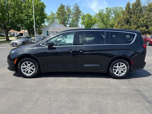 Brilliant Black Crystal Pearlcoat 2021 Chrysler Voyager LX