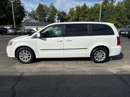 Bright White Clearcoat 2016 Chrysler Town & Country Touring