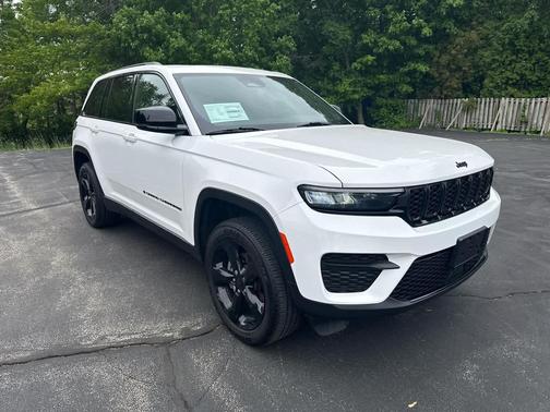 Bright White Clearcoat 2024 Jeep Grand Cherokee Altitude