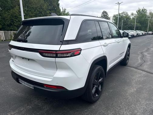 Bright White Clearcoat 2024 Jeep Grand Cherokee Altitude