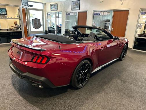 Molten Magenta Metallic Tri-coat 2025 Ford Mustang GT Premium