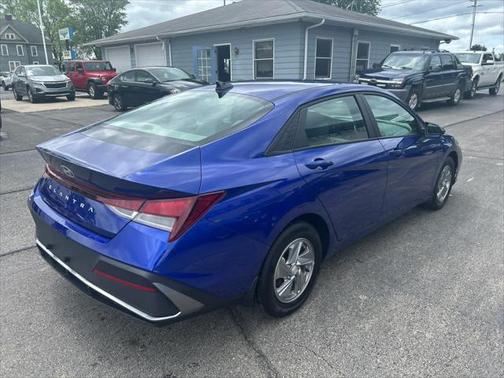 2024 Hyundai ELANTRA SE