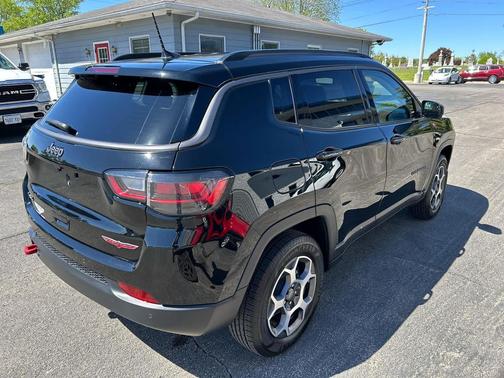 Diamond Black Crystal Pearlcoat 2022 Jeep Compass Trailhawk