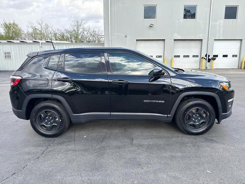 Diamond Black Crystal Pearlcoat 2018 Jeep Compass Sport