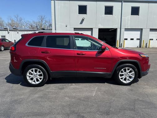 Deep Cherry Red Crystal Pearlcoat 2017 Jeep Cherokee Latitude