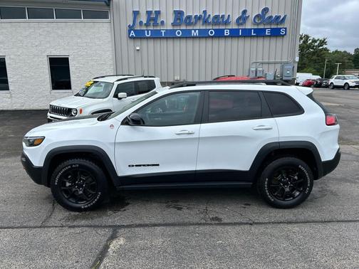 Bright White Clearcoat 2023 Jeep Cherokee Trailhawk