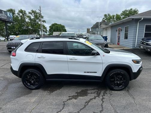 Bright White Clearcoat 2023 Jeep Cherokee Trailhawk