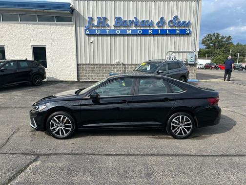 Deep Black Pearl 2026 Volkswagen Jetta 1.4T SE