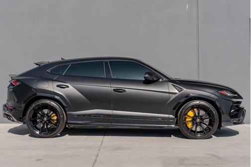 2021 Lamborghini Urus Pearl Capsule