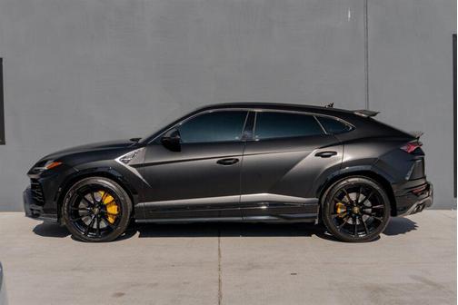 2021 Lamborghini Urus Pearl Capsule