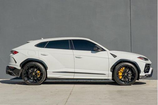 2021 Lamborghini Urus Pearl Capsule