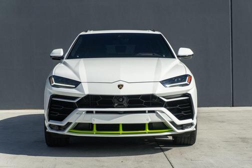 2022 Lamborghini Urus Pearl Capsule