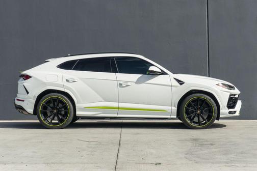 2022 Lamborghini Urus Pearl Capsule