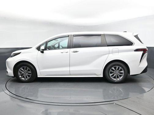 2022 Toyota Sienna LE