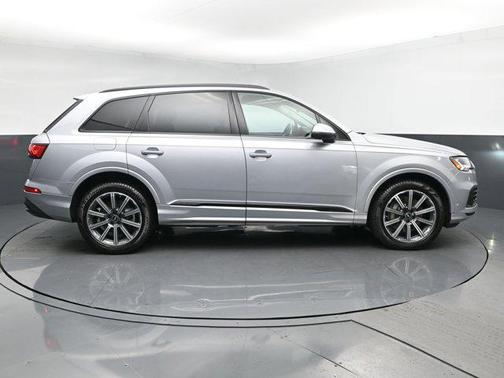 2022 Audi Q7 45 Premium Plus