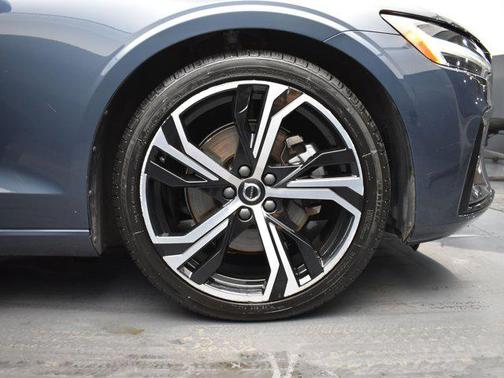 2024 Volvo S60 B5 Core Dark Theme