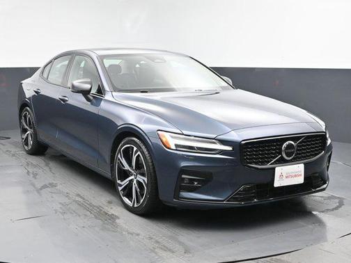 2024 Volvo S60 B5 Core Dark Theme