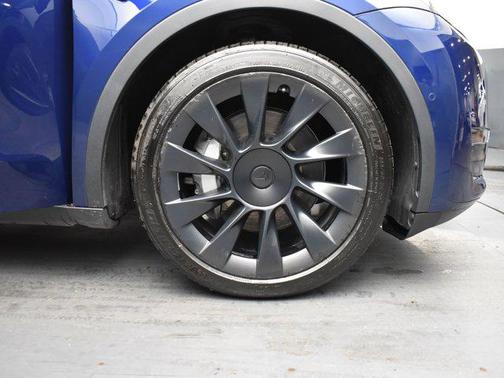 2022 Tesla Model Y Long Range Dual Motor All-Wheel Drive