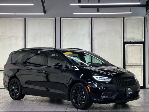 Diamond Black Crystal Pearlcoat 2026 Chrysler Pacifica Limited