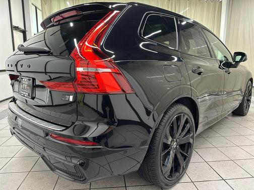2024 Volvo XC60 Recharge Plug-In Hybrid T8 Ultimate Black Edition