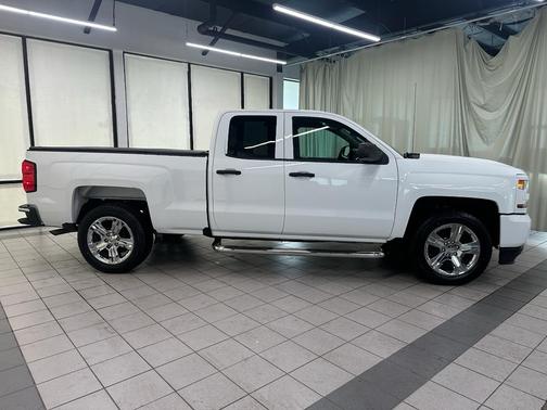 Summit White 2019 Chevrolet Silverado 1500 Custom